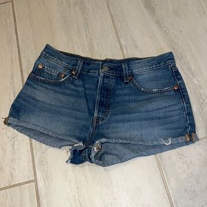 Mid rise button Levi shorts